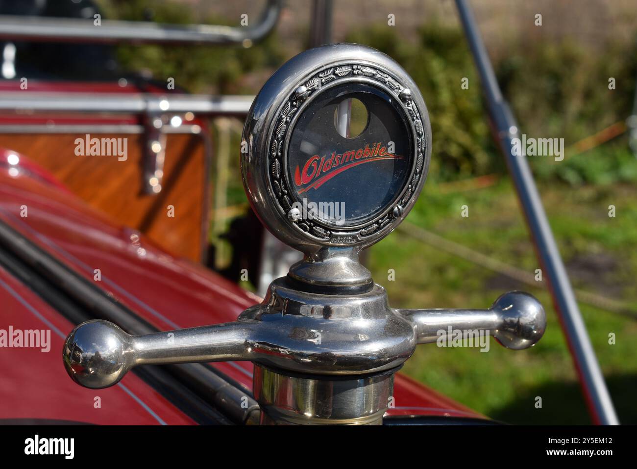 Beesd, Paesi Bassi - 13 settembre 2024 primo piano della mascotte radiatore di: Un classico 1912 Oldsmobile Defender Foto Stock