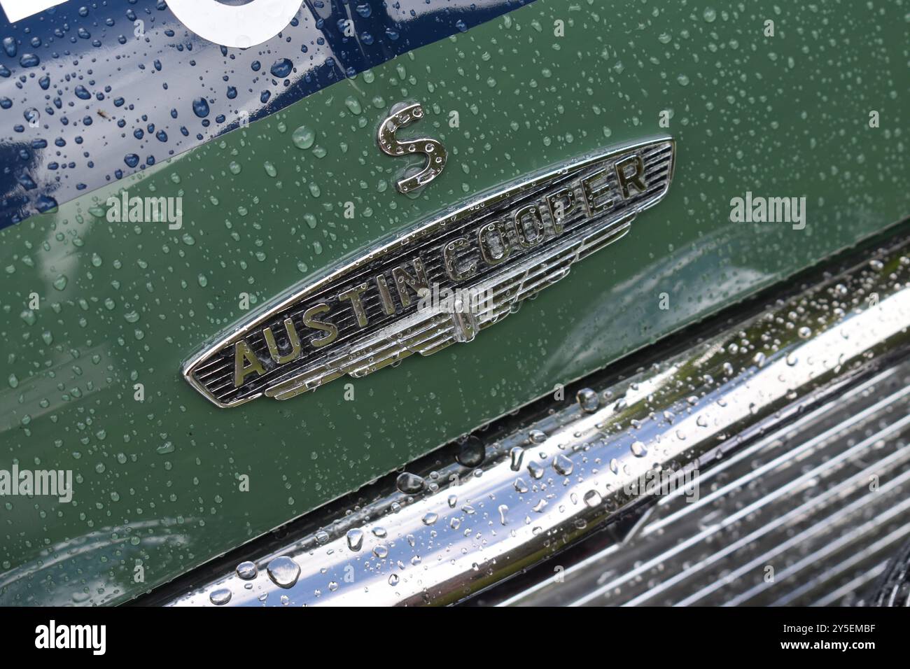 Beesd, Paesi Bassi - 13 settembre 2024: Foto ravvicinata del logo di una classica Austin Mini Cooper S del 1968 Foto Stock