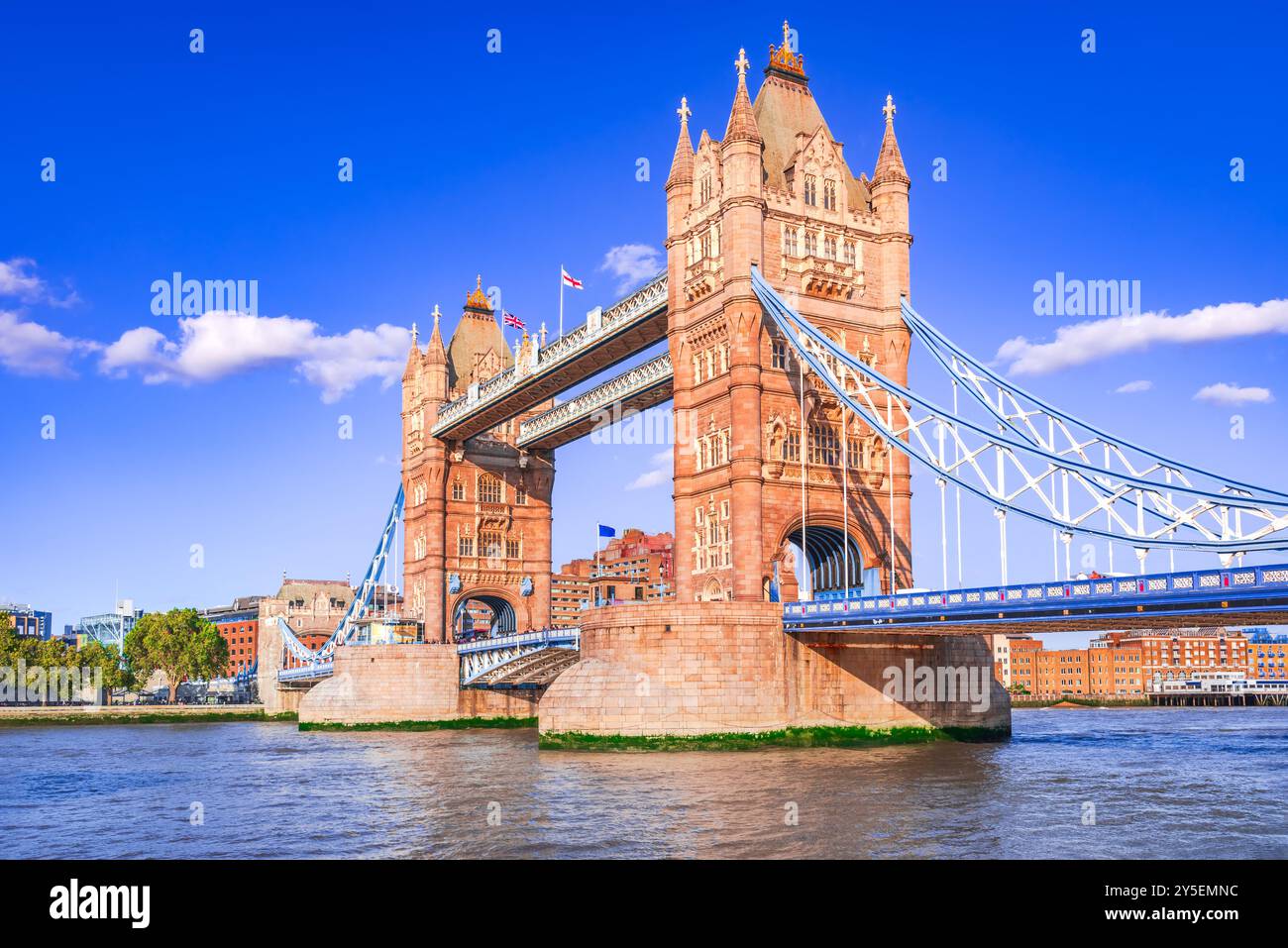 Londra, Regno Unito. Tower Bridge, ponte sospeso che attraversa il Tamigi vicino alla Torre di Londra. Foto Stock