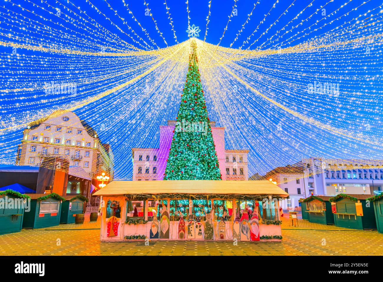 Mercatino di Natale di Timisoara: Luci vivaci, bancarelle festive, regali artigianali, cucina locale, allegria natalizia, attività per famiglie e amb invernale Foto Stock