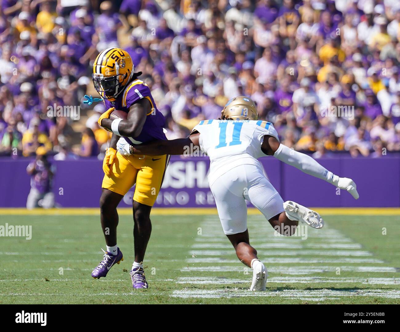 21 settembre 2024: 21 settembre 2024, Baton Rouge, LA - U.S.A.-LSU TIGERS il wide receiver AARON ANDERSON (1) si appresta a fare una giocata durante la partita tra gli UCLA Bruins e i LSU Tigers al Tiger Stadium di Baton Rouge, Louisiana. (Immagine di credito: © Jerome Hicks/ZUMA Press Wire) SOLO PER USO EDITORIALE! Non per USO commerciale! Foto Stock