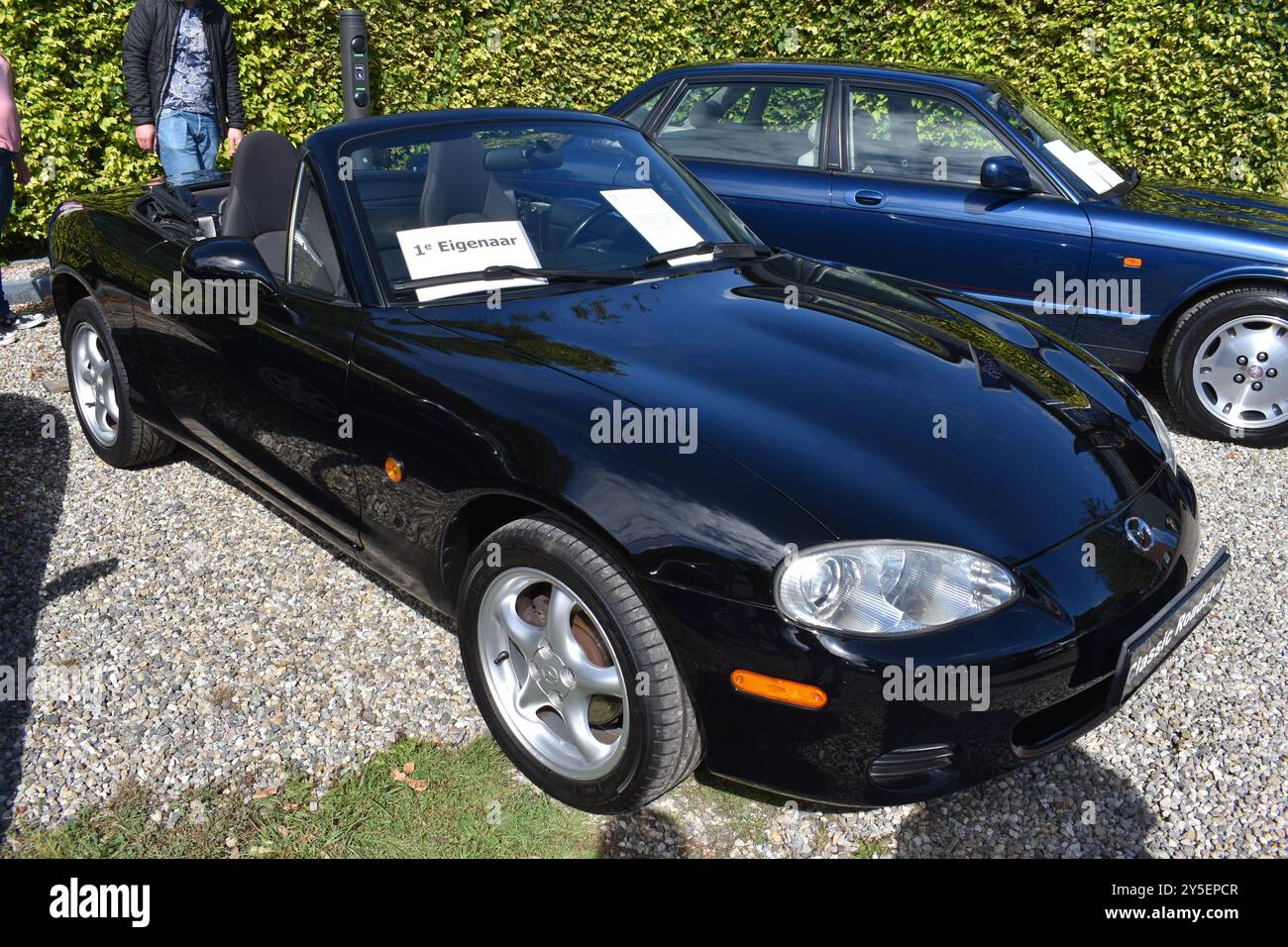 Beesd, Paesi Bassi - 13 settembre 2024:a Mazda Miata MX-5 NB nera Foto Stock