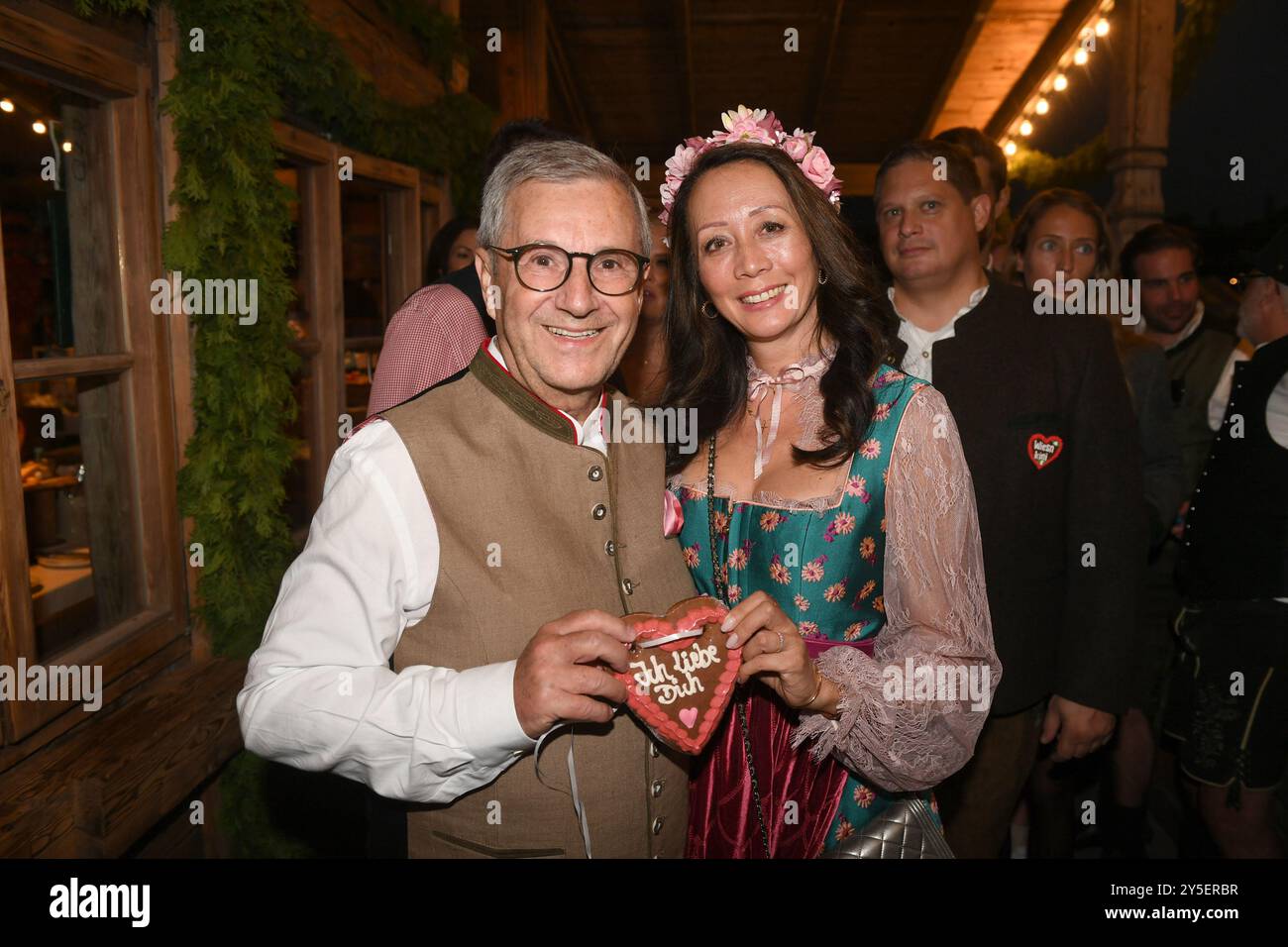 Monaco, Germania. 21 settembre 2024. Il presentatore Jan Hofer e sua moglie Phong LAN Truong stanno sul balcone della tenda Käfer sul Theresienwiese. La 189esima Oktoberfest si terrà a Monaco di Baviera dal 21 settembre al 6 ottobre 2024. Crediti: Felix Hörhager/dpa/Alamy Live News Foto Stock
