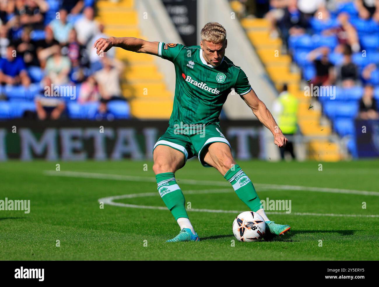 Jake Wannell del Yeovil Town Football Club durante la partita della Vanarama National League tra Oldham Athletic e Yeovil Town al Boundary Park di Oldham sabato 21 settembre 2024. (Foto: Thomas Edwards | mi News) crediti: MI News & Sport /Alamy Live News Foto Stock