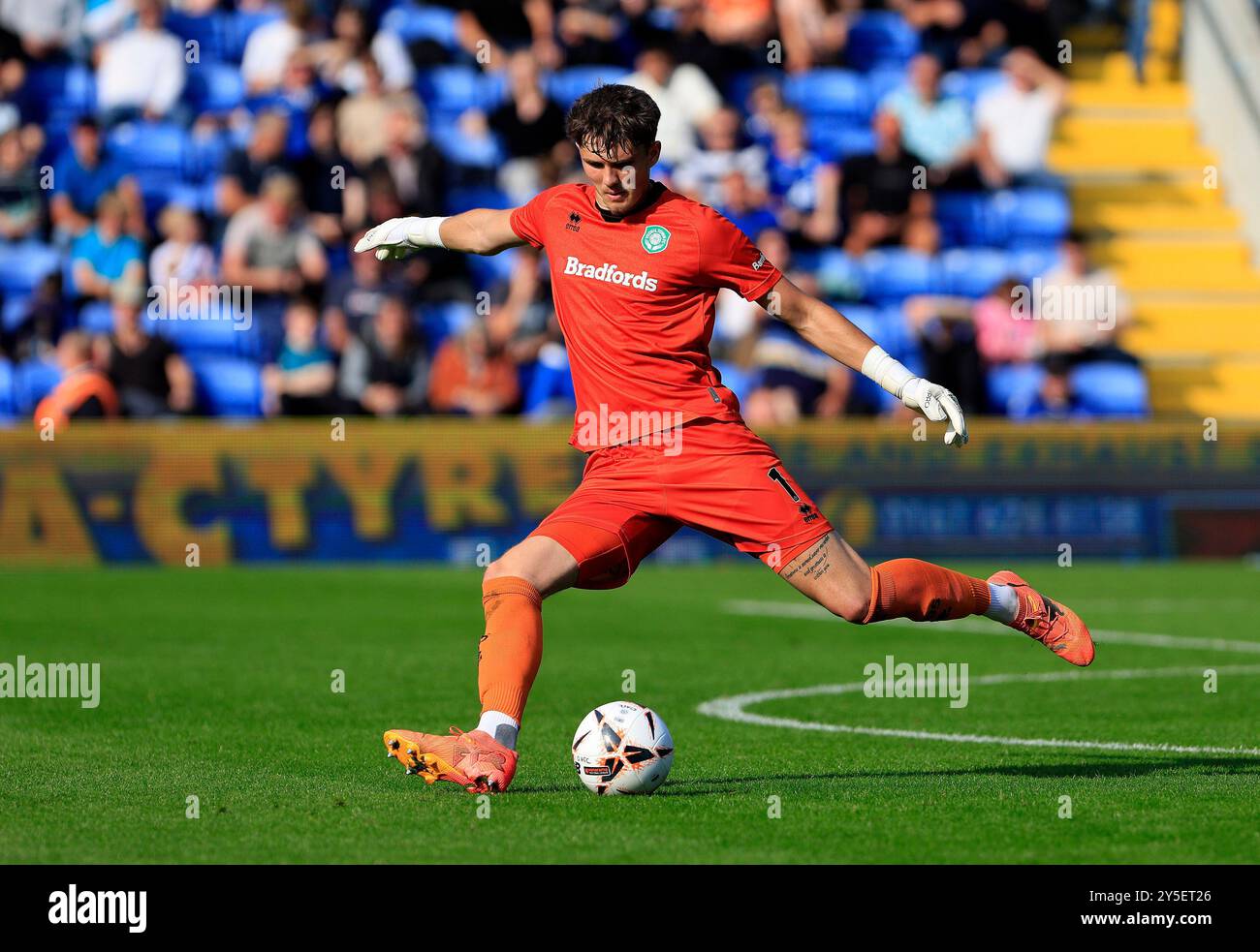 Oliver Wright del Yeovil Town Football Club durante la partita della Vanarama National League tra Oldham Athletic e Yeovil Town al Boundary Park di Oldham sabato 21 settembre 2024. (Foto: Thomas Edwards | mi News) crediti: MI News & Sport /Alamy Live News Foto Stock