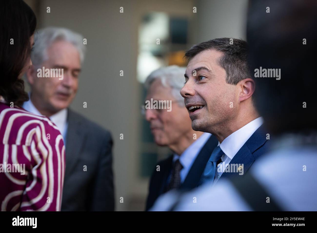 Washington, Stati Uniti. 20 settembre 2024. Il segretario dei trasporti Pete Buttigieg (a destra) parla con un ospite ad un evento ospitato dalla First Lady Dr. Jill Biden che celebra il 25° anniversario del debutto di "The West Wing", una serie televisiva acclamata ambientata nella Casa Bianca, a Washington, DC, il 20 settembre 2024. Il Dr. Biden sta approfittando dell'occasione per evidenziare la capacità delle arti e dello storytelling di ispirare le carriere del servizio pubblico. La serie durò sette stagioni e vinse numerosi premi, tra cui 26 Emmy. (Foto di Allison Bailey/NurPhoto) credito: NurPhoto SRL/Alamy Live News Foto Stock