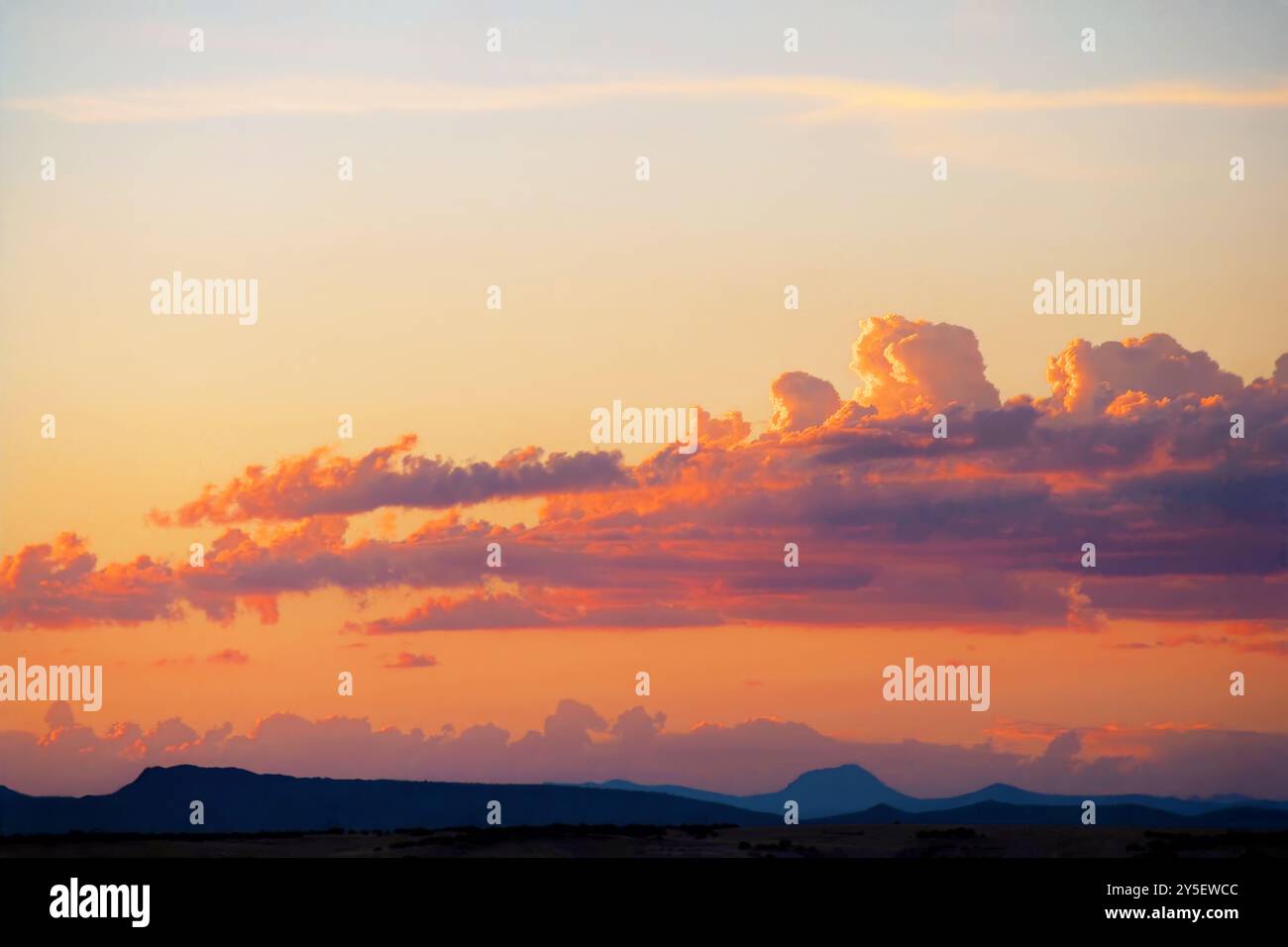Tempeste monsoniche estive al tramonto su Prescott nella contea di Yavapai, Arizona, USA Foto Stock