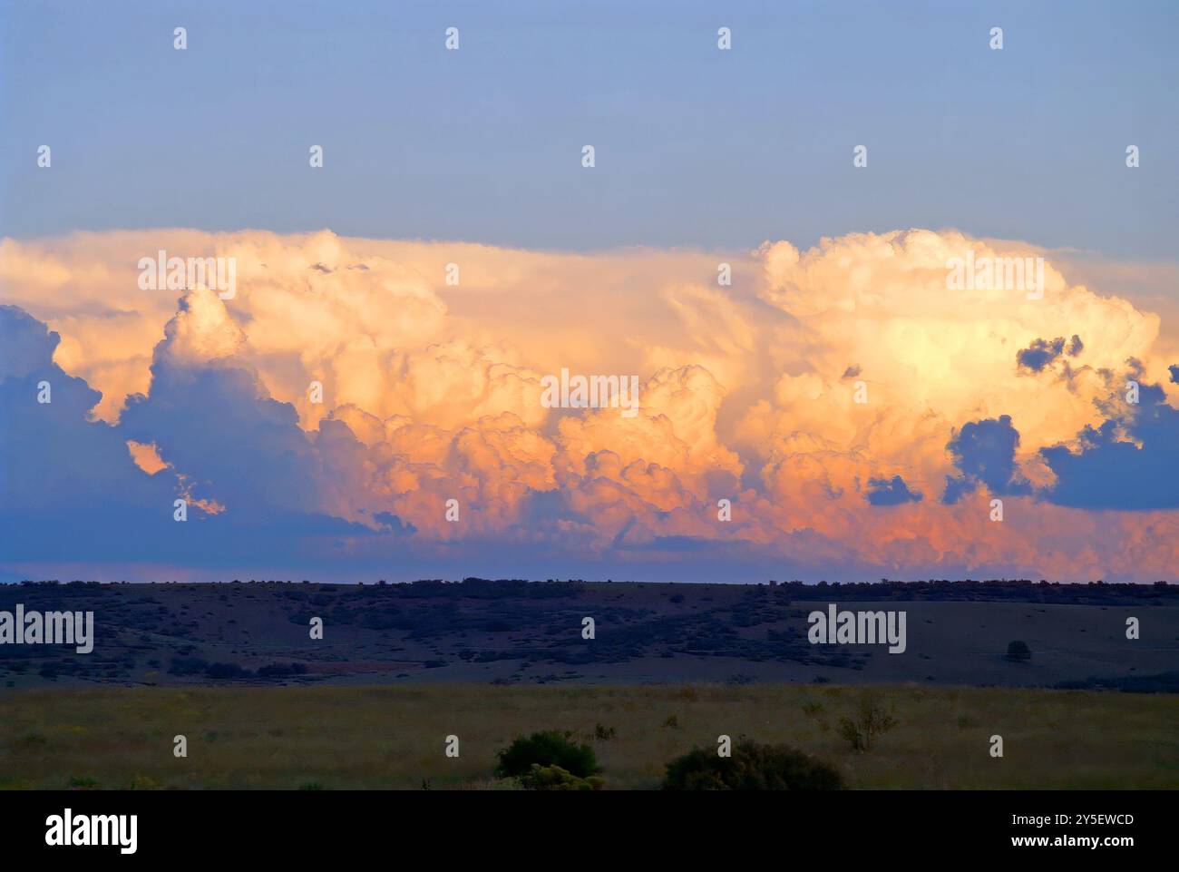 Tempeste monsoniche estive al tramonto su Prescott nella contea di Yavapai, Arizona, USA Foto Stock
