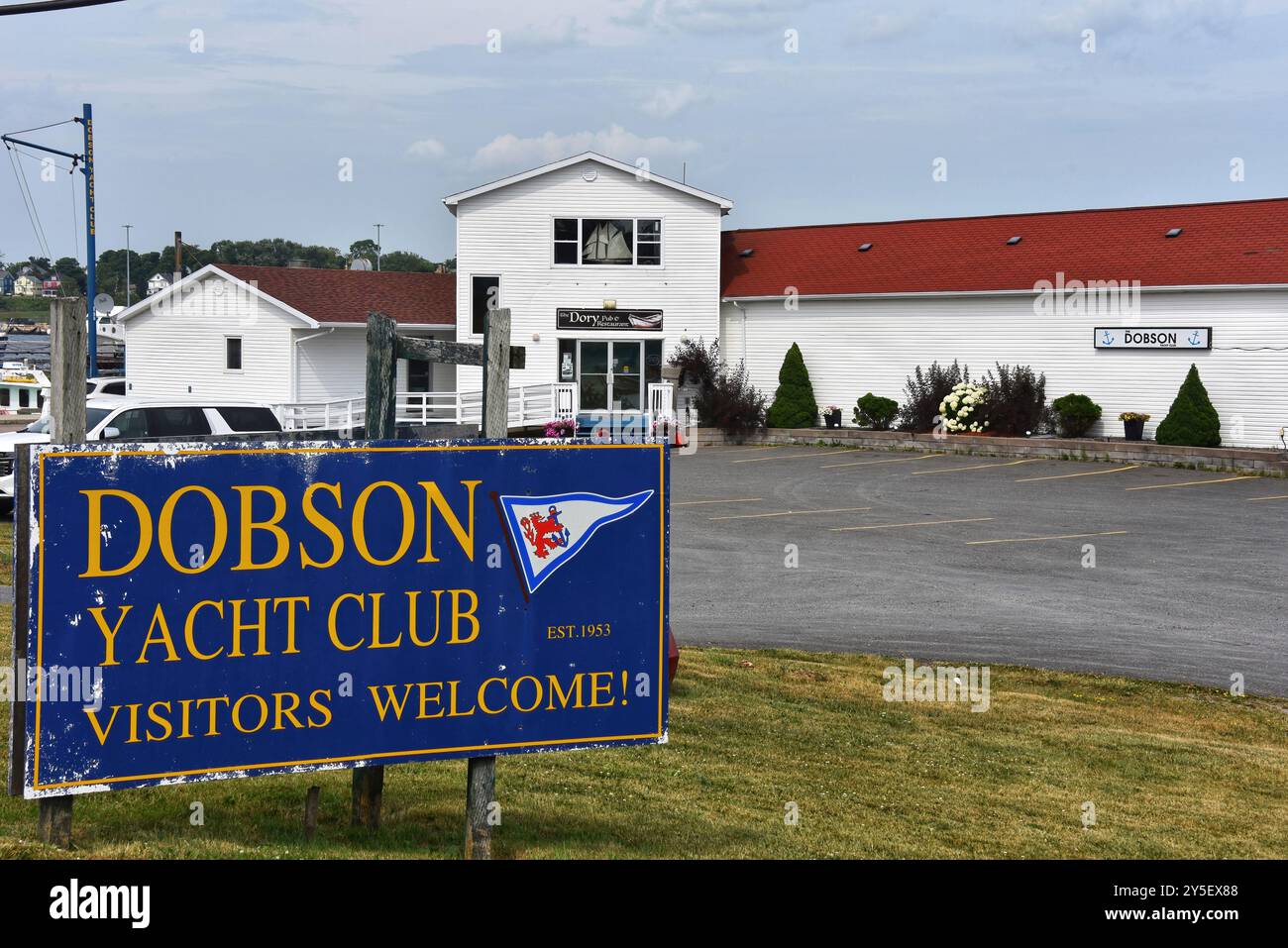 Westmount, Canada - 3 agosto 2024: Il Dobson Yacht Club, situato di fronte al porto dalla città di Sydney, offre un ampio porto e frangiflutti, e. Foto Stock