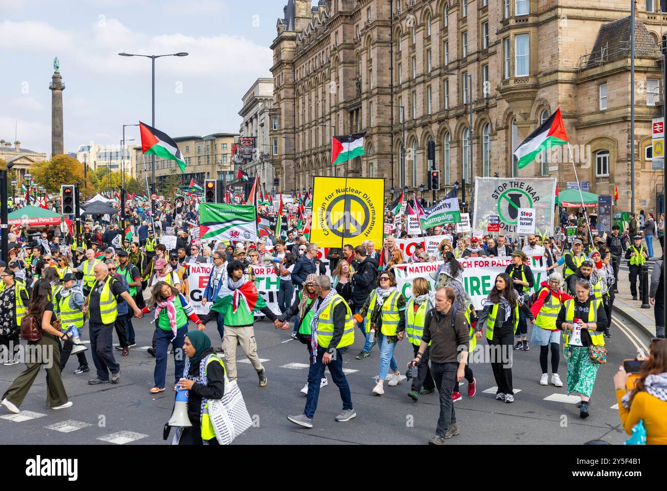 Liverpool, Regno Unito. 21 SETTEMBRE 2024. Il gruppo ha guidato la National Palestine march, come si è visto a Londra, gli allenatori del Sud, Leeds e Manchester hanno portato attivisti. Gli attivisti si sono riuniti a St George's Hall prima di marciare verso il porto vicino al porto di Liverpool, questa è l'inizio della conferenza laburista domani in città. Credito Milo Chandler/Alamy Live News Foto Stock