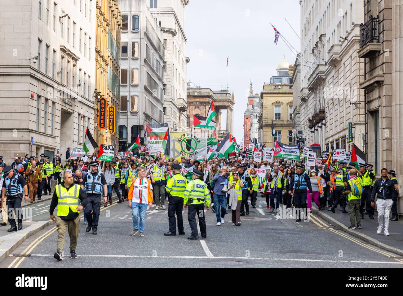 Liverpool, Regno Unito. 21 SETTEMBRE 2024. National Palestine march, come visto a Londra, gli allenatori del Sud, Leeds e Manchester hanno portato attivisti. Gli attivisti si sono riuniti a St George's Hall prima di marciare verso il porto vicino al porto di Liverpool, questa è l'inizio della conferenza laburista domani in città. Credito Milo Chandler/Alamy Live News Foto Stock