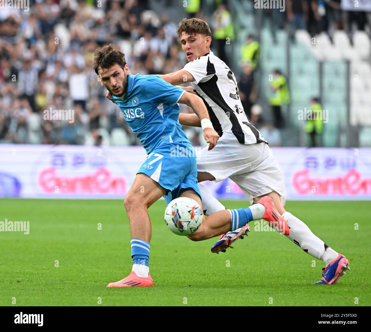 Torino, Italia. 21 settembre 2024. Nicolo Savona (R) della Juventus sfida con Khvicha Kvaratskhelia del Napoli durante una partita di calcio di serie A tra Juventus e Napoli a Torino, in Italia, 21 settembre 2024. Crediti: Alberto Lingria/Xinhua/Alamy Live News Foto Stock