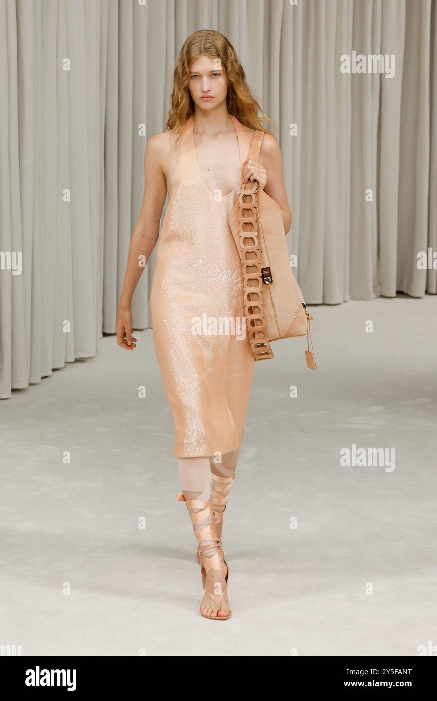 Milano, Italia. 21 settembre 2024. FERRAGAMO Runway Primavera/Estate 2025 durante la settimana della moda di Milano del 2024 settembre - Milano, Italia 21/09/2024 credito: dpa/Alamy Live News Foto Stock