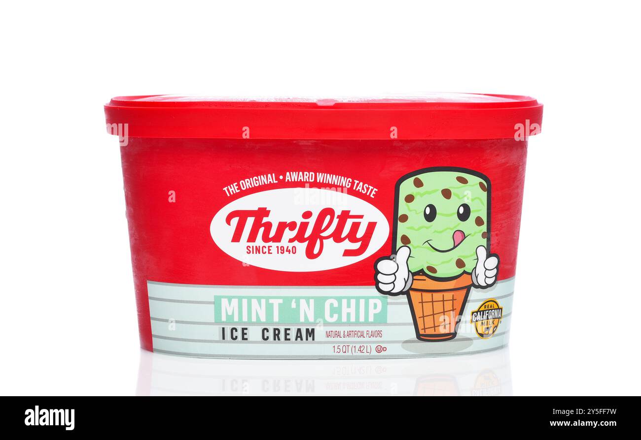 IRVINE, CALIFORNIA - 21 SETTEMBRE 2024: Un cartone di Thrifty Mint n Chip Ice Cream Foto Stock