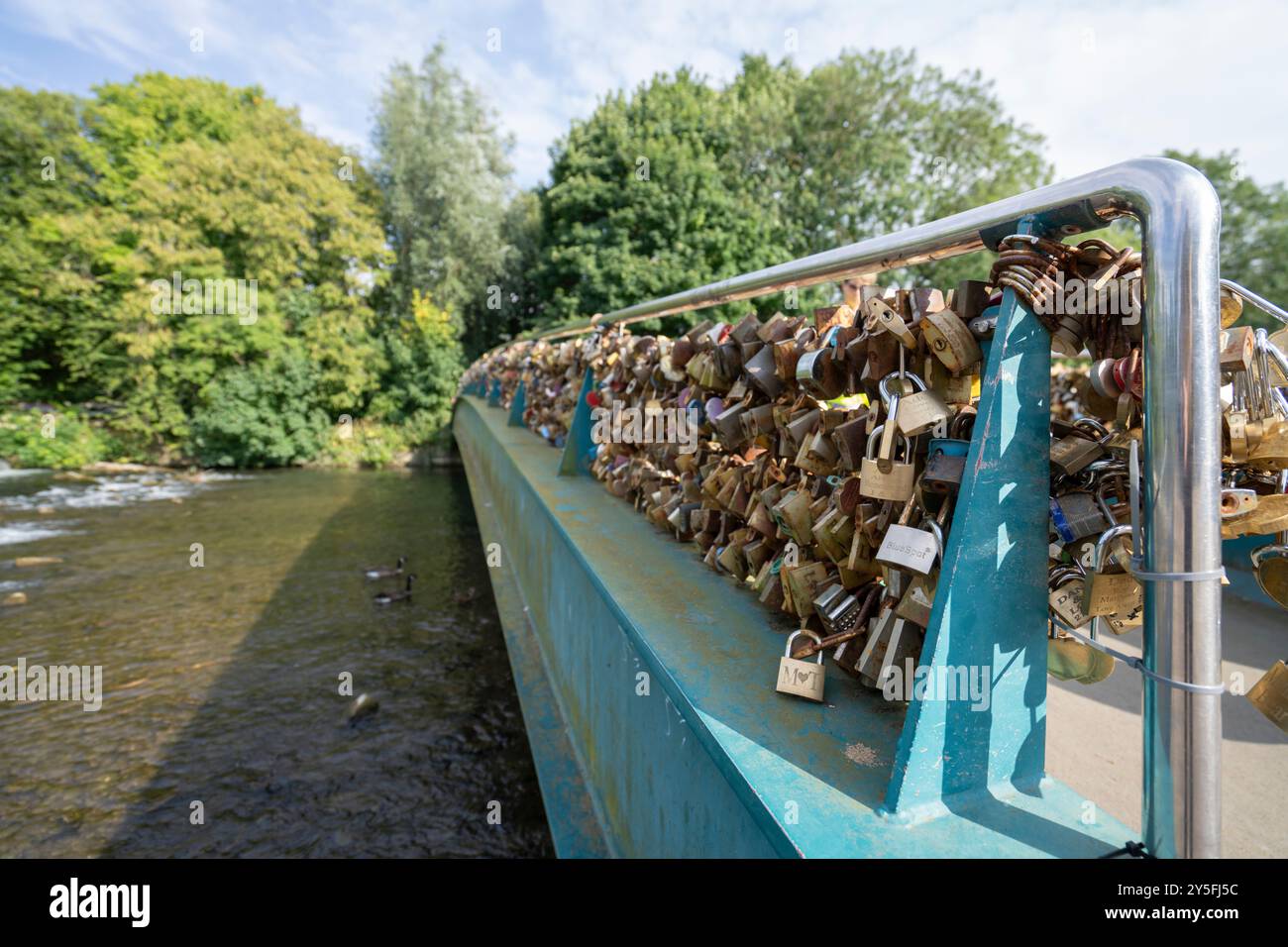 Love Locks sul ponte Bakewell Weir sul fiume Wye nel Peak District, Derbyshire, appena un mese prima della rimozione ufficiale. Foto Stock