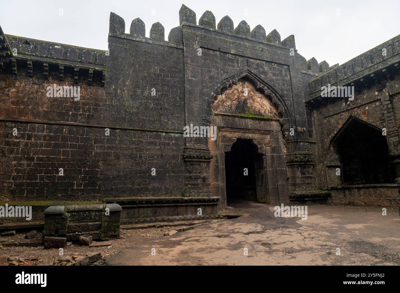 Kolhapur , India - 8 settembre 2024 rovine della porta interna di Teen darwaza o porta del forte Panhala a Maharashtra India Foto Stock