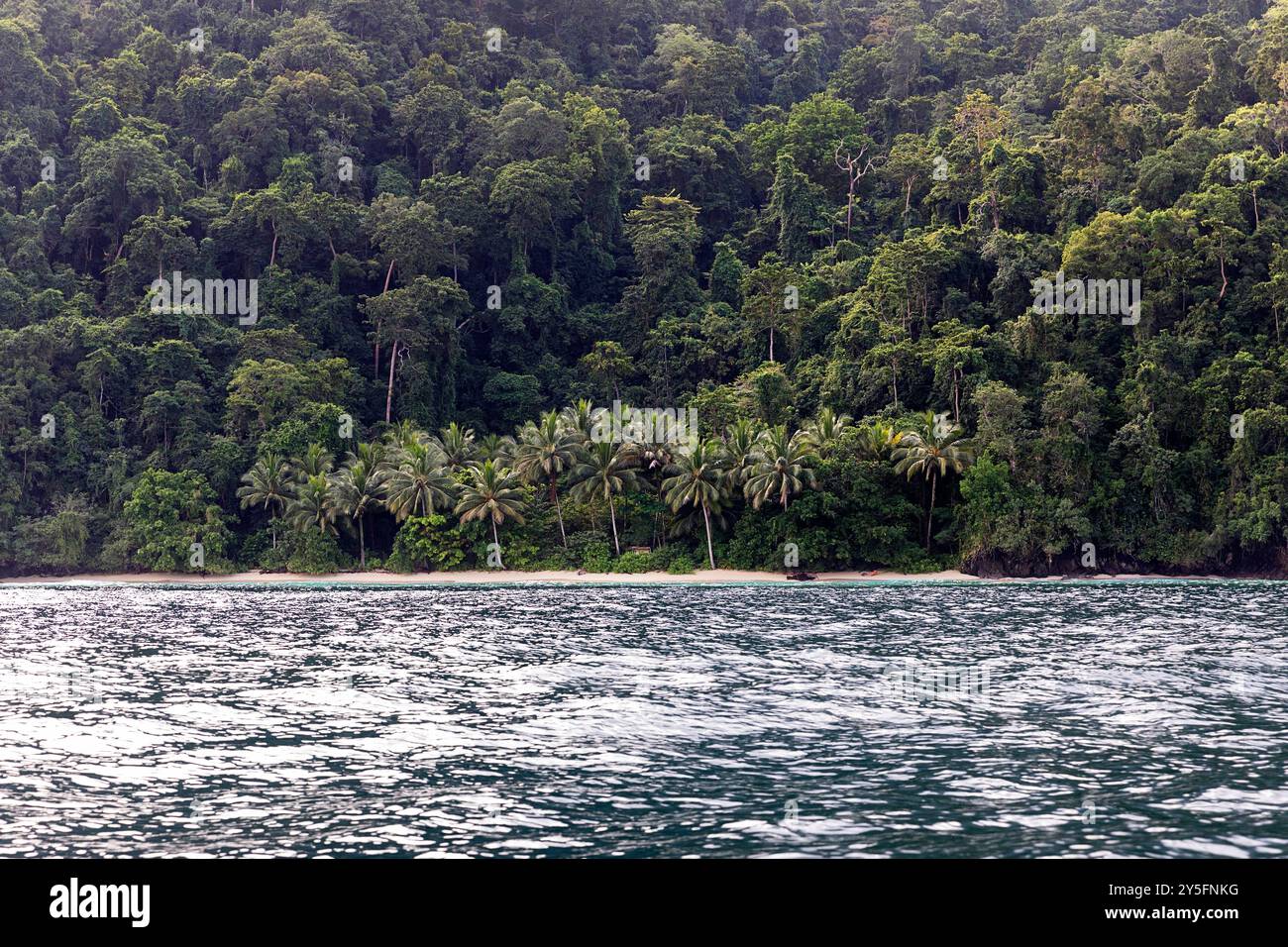 Arcipelago labengki fuori dai soliti percorsi, paradiso tropicale, lagune remote, spiagge sabbiose, interessanti formazioni rocciose, jungle, sulawesi, indonesia Foto Stock