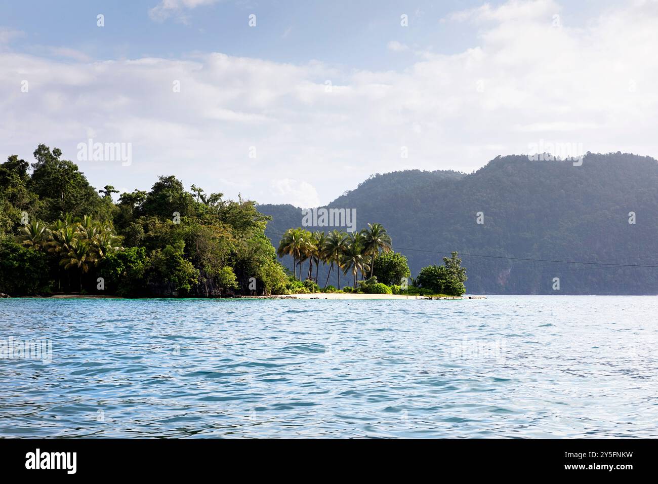 Arcipelago labengki fuori dai soliti percorsi, paradiso tropicale, lagune remote, spiagge sabbiose, interessanti formazioni rocciose, jungle, sulawesi, indonesia Foto Stock