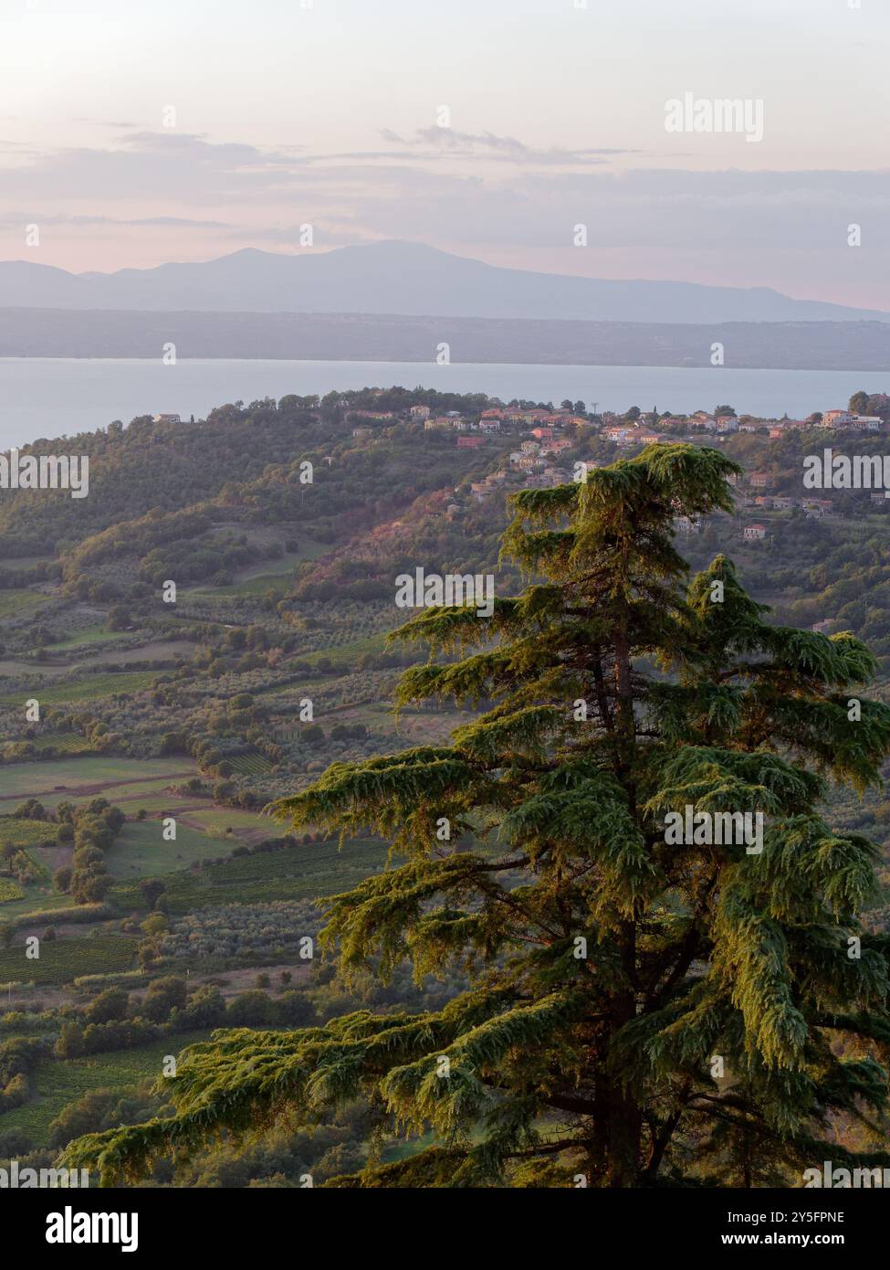 Tramonto sul lago di Bolsena e sulla campagna circostante, visto dalla città di Montefiascone, regione Lazio, Italia. 21 settembre 2024 Foto Stock Tramonto sul lago di Bolsena e sulla campagna circostante, visto dalla città di Montefiascone, regione Lazio, Italia. 21 settembre 2024 Foto Stock