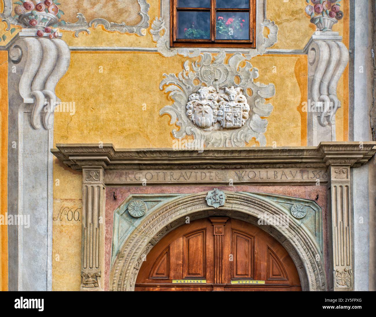 Portale rinascimentale presso la casa dei borghesi, ora sezione del Museo Šariš nella Piazza del Municipio (Radničné námestie) a Bardejov, regione di Presov, Slovacchia Foto Stock