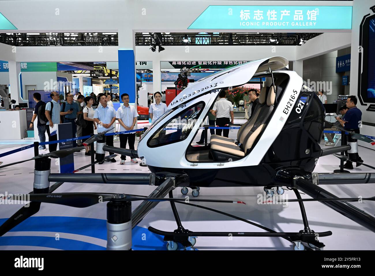 Hefei, la provincia cinese di Anhui. 20 settembre 2024. I visitatori impareranno a conoscere un aereo elettrico da decollo e atterraggio verticale alla World Manufacturing Convention 2024 a Hefei, nella provincia di Anhui, nella Cina orientale, 20 settembre 2024. Crediti: Huang Bohan/Xinhua/Alamy Live News Foto Stock