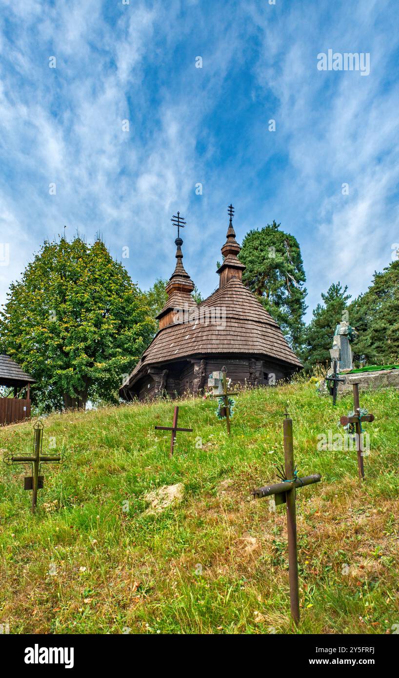 Chiesa di San Michele Arcangelo, greco-cattolico, 1836, cimitero, villaggio di Inovce, Monti Vihorlat, Carpazi, regione di Kosice, Slovacchia Foto Stock