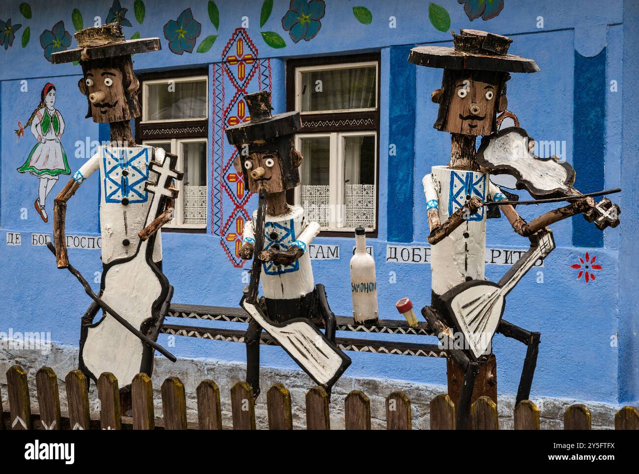 Figure in legno di musicisti folk in casa nel villaggio di Kolbasov, Zemplin, Bukovec Mountains, Carpazi, regione di Presov, Slovacchia Foto Stock