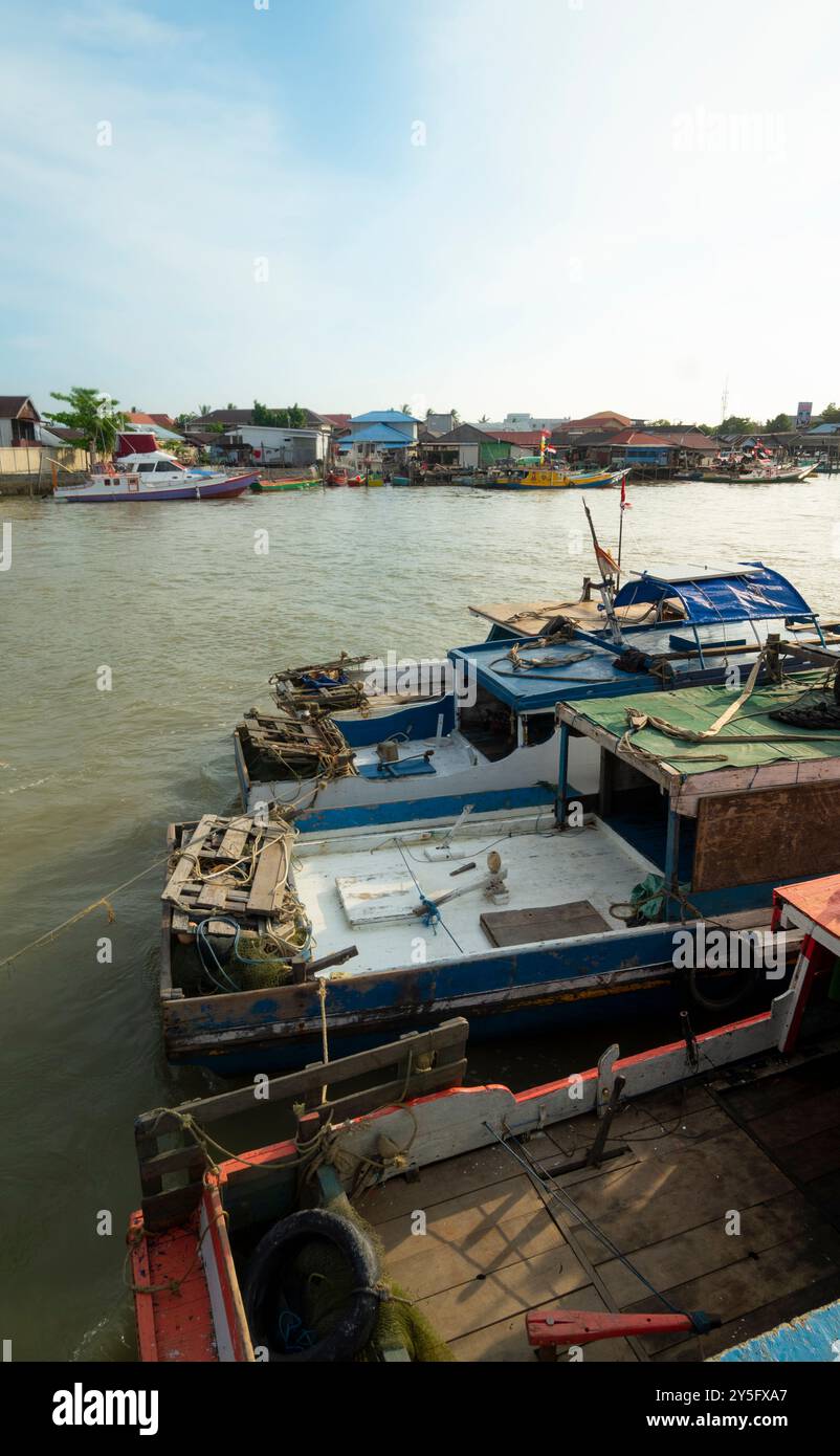Balikpapan, Borneo Orientale, Indonesia - 19 settembre. La barca da pesca è ormeggiata nel pomeriggio dopo aver terminato la navigazione Foto Stock