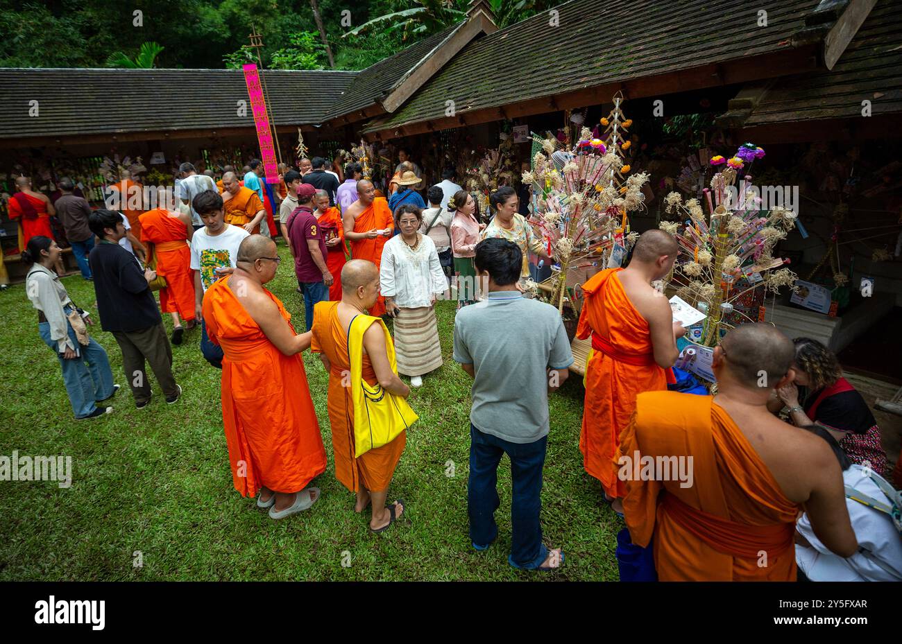 Chiang mai, Thailandia. 21 settembre 2024. Monaci e devoti partecipano al Festival di Wat Pha Lat (Sakadakamee). Il Lanna Almsgiving and Lottery Festival, noto anche come la tradizione dei dodici Peng, è un'usanza buddista del popolo Lanna nel nord della Thailandia. Tenuto durante il dodicesimo mese del calendario di Lanna, consiste nell'offrire cibo e beni di prima necessità ai monaci attraverso un sistema di lotteria. Questa pratica favorisce la creazione di meriti e rafforza i legami comunitari. (Foto di Pongmanat Tasiri/SOPA Images/Sipa USA) credito: SIPA USA/Alamy Live News Foto Stock