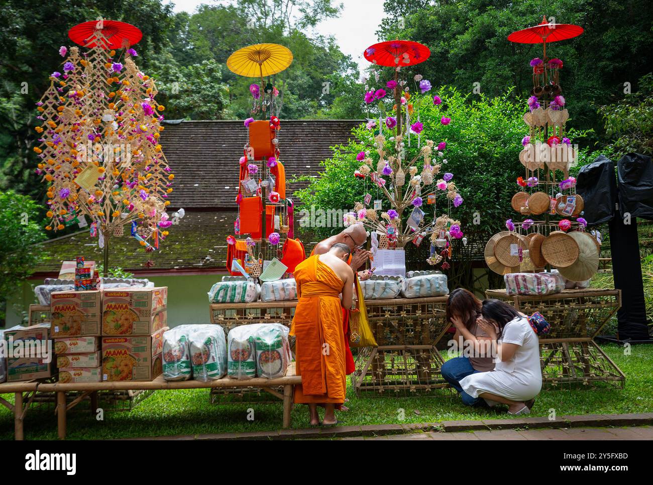 Chiang mai, Thailandia. 21 settembre 2024. I monaci cantano benedizioni ai fedeli durante il Festival di Wat Pha Lat (Sakadakamee). Il Lanna Almsgiving and Lottery Festival, noto anche come la tradizione dei dodici Peng, è un'usanza buddista del popolo Lanna nel nord della Thailandia. Tenuto durante il dodicesimo mese del calendario di Lanna, consiste nell'offrire cibo e beni di prima necessità ai monaci attraverso un sistema di lotteria. Questa pratica favorisce la creazione di meriti e rafforza i legami comunitari. (Foto di Pongmanat Tasiri/SOPA Images/Sipa USA) credito: SIPA USA/Alamy Live News Foto Stock