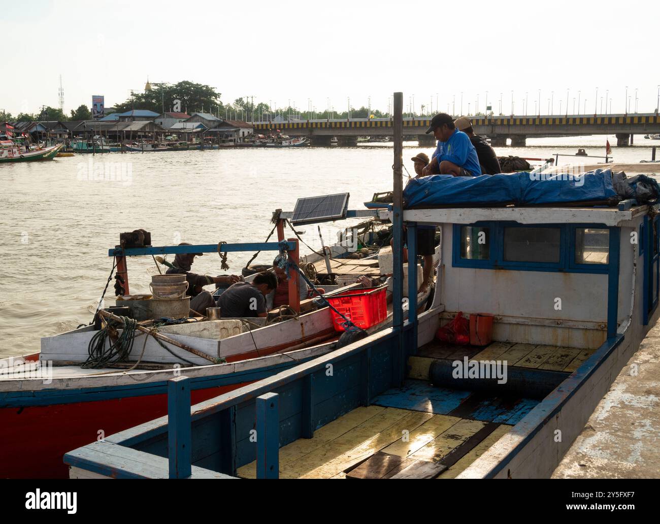 Balikpapan, Borneo Orientale, Indonesia - 19 settembre. Un uomo è seduto su una barca con una copertura blu Foto Stock