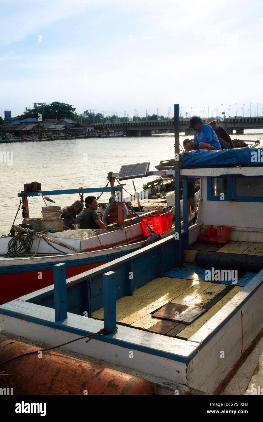 Balikpapan, Borneo Orientale, Indonesia - 19 settembre. La gente guardava i pescatori che erano attraccati al porto del villaggio di pescatori Foto Stock