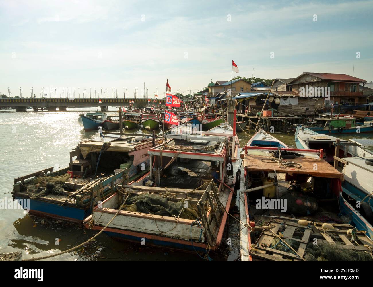 Balikpapan, Borneo Orientale, Indonesia - 19 settembre. Una fila di barche è ormeggiata in un porto, con una bandiera rossa e bianca su una di esse Foto Stock