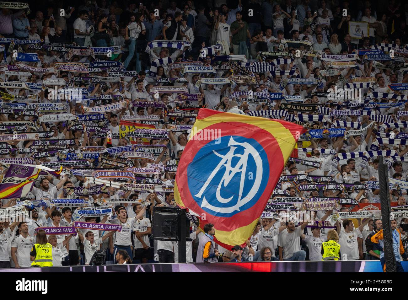 Madrid, Spagna. 21 settembre 2024. I tifosi del Real Madrid alzano uno striscione nelle tribune di applausi questo sabato durante una partita della Liga. Il Real Madrid sconfisse l'Espanyol de Barcelona 4-1 allo stadio Santiago Bernabeu in un nuovo turno del campionato spagnolo di prima divisione. Credito: SOPA Images Limited/Alamy Live News Foto Stock