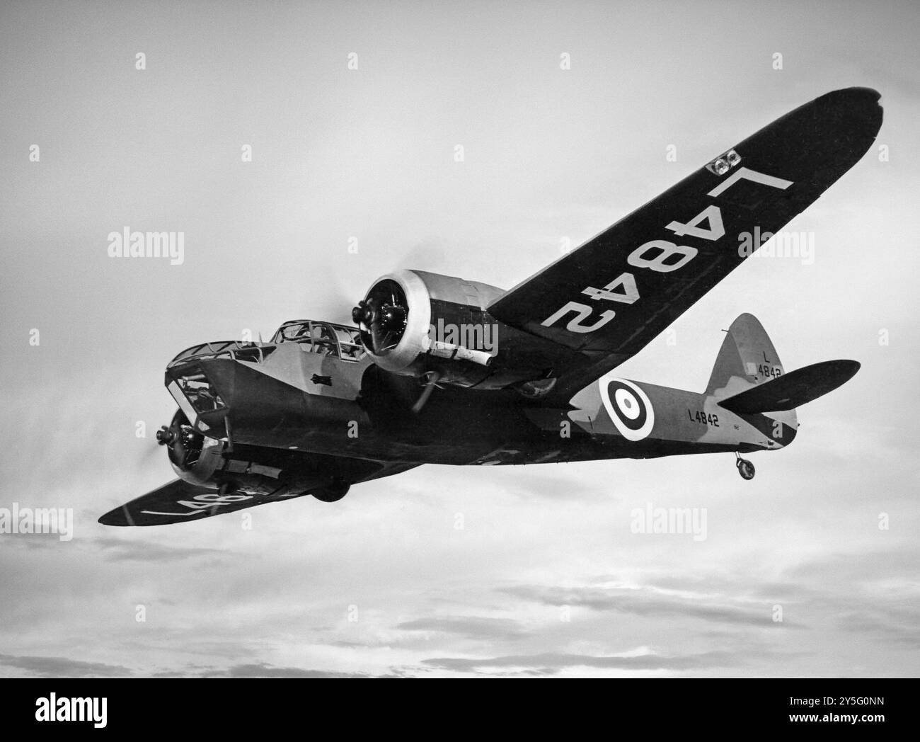 Il Bristol Blenheim era un bombardiere leggero britannico progettato e costruito dalla Bristol Aeroplane Company, e utilizzato ampiamente nei primi due anni della seconda guerra mondiale. Il Type 142 volò per la prima volta nell'aprile 1935, e l'Air Ministry ordinò un progetto modificato come Type 142M che divenne Blenheim Mk. Io per la Royal Air Force (RAF) come bombardiere. Fu convertito in un caccia pesante con l'aggiunta di un pacco di cannoni con quattro mitragliatrici Browning da .303 poll. (7,7 mm) montate sotto la fusoliera. Il successivo Blenheim Mk. IV è stato utilizzato come aereo di pattuglia marittima Foto Stock