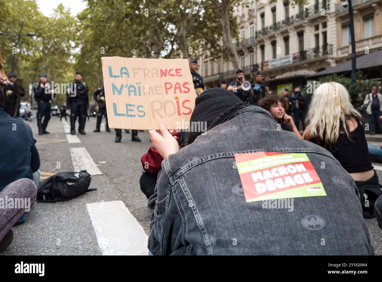 Un cartello, la Francia non è come i Re, alla fine della manifestazione, attivisti di fronte al CRS. Dimostrazione per l'impeachment del presidente Emmanuel Macron, convalidata dall'ufficio dell'Assemblea nazionale e protesta contro il governo Barnier, in risposta a un appello da parte di associazioni e organizzazioni studentesche, ambientaliste e femministe (Unione studentesca, Unione studentesca sindacale e liceale, pianificazione familiare, Attac France, Greenpeace France, Noustoutes). Le parole d'ordine includono la lotta per i salari e le pensioni, le condizioni di vita degli studenti, un'accoglienza dignitosa per gli immigrati Foto Stock