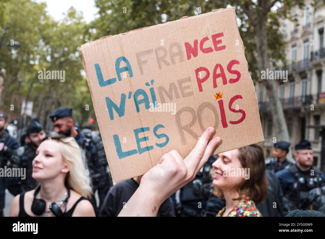 Un cartello, la Francia non è come i Re, alla fine della manifestazione, attivisti di fronte al CRS. Dimostrazione per l'impeachment del presidente Emmanuel Macron, convalidata dall'ufficio dell'Assemblea nazionale e protesta contro il governo Barnier, in risposta a un appello da parte di associazioni e organizzazioni studentesche, ambientaliste e femministe (Unione studentesca, Unione studentesca sindacale e liceale, pianificazione familiare, Attac France, Greenpeace France, Noustoutes). Le parole d'ordine includono la lotta per i salari e le pensioni, le condizioni di vita degli studenti, un'accoglienza dignitosa per gli immigrati Foto Stock