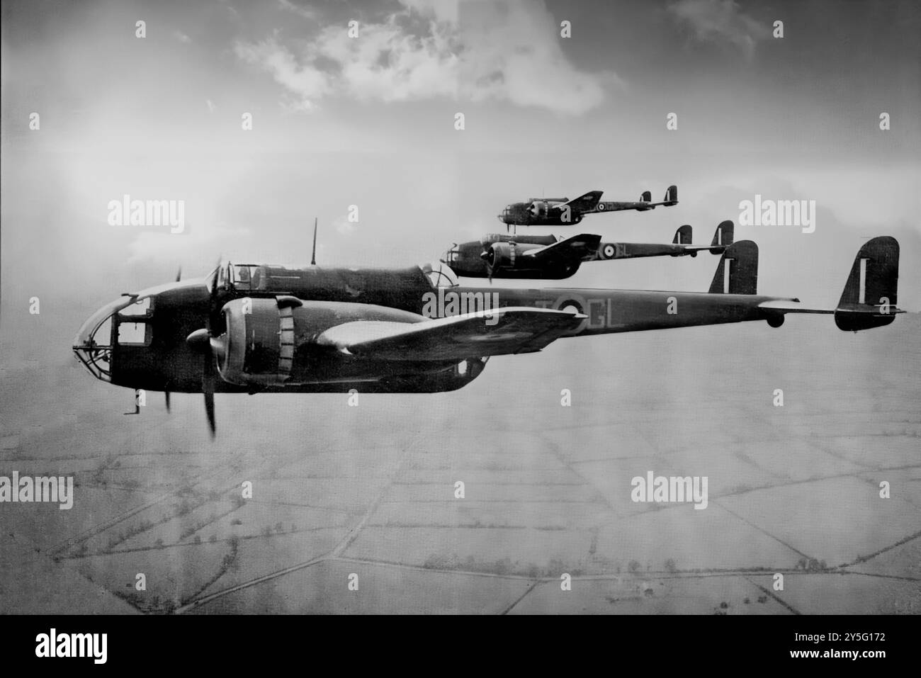 Un volo di Handley Page HP.52 Hampdens, un British twin-motore bombardiere medio della Royal Air Force. Essa è servita nelle prime fasi della Seconda Guerra Mondiale, prendendo parte alla prima notte raid su Berlino e i primi 1.000-bomber raid su Colonia. Esso è stato ritirato da RAF Bomber comando service nel tardo 1942, superata dai quattro più grandi bimotore bombardieri pesanti come l'Avro Lancaster. Foto Stock