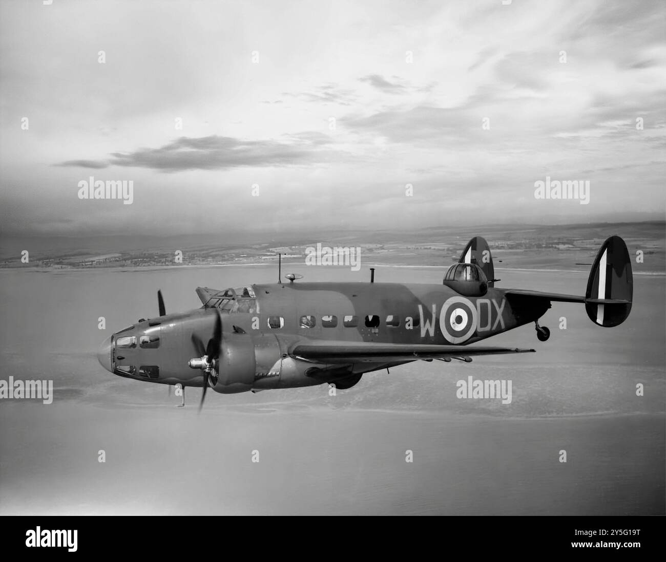 Il Lockheed Hudson era un bombardiere leggero e un aereo da ricognizione costiera costruito dalla American Lockheed Aircraft Corporation. Fu inizialmente messo in servizio dalla Royal Air Force poco prima dello scoppio della seconda guerra mondiale e da allora in poi operò principalmente da essa. L'Hudson servì per tutta la guerra, principalmente con il comando costiero ma anche in ruoli di trasporto e addestramento, oltre a consegnare agenti nella Francia occupata. Foto Stock