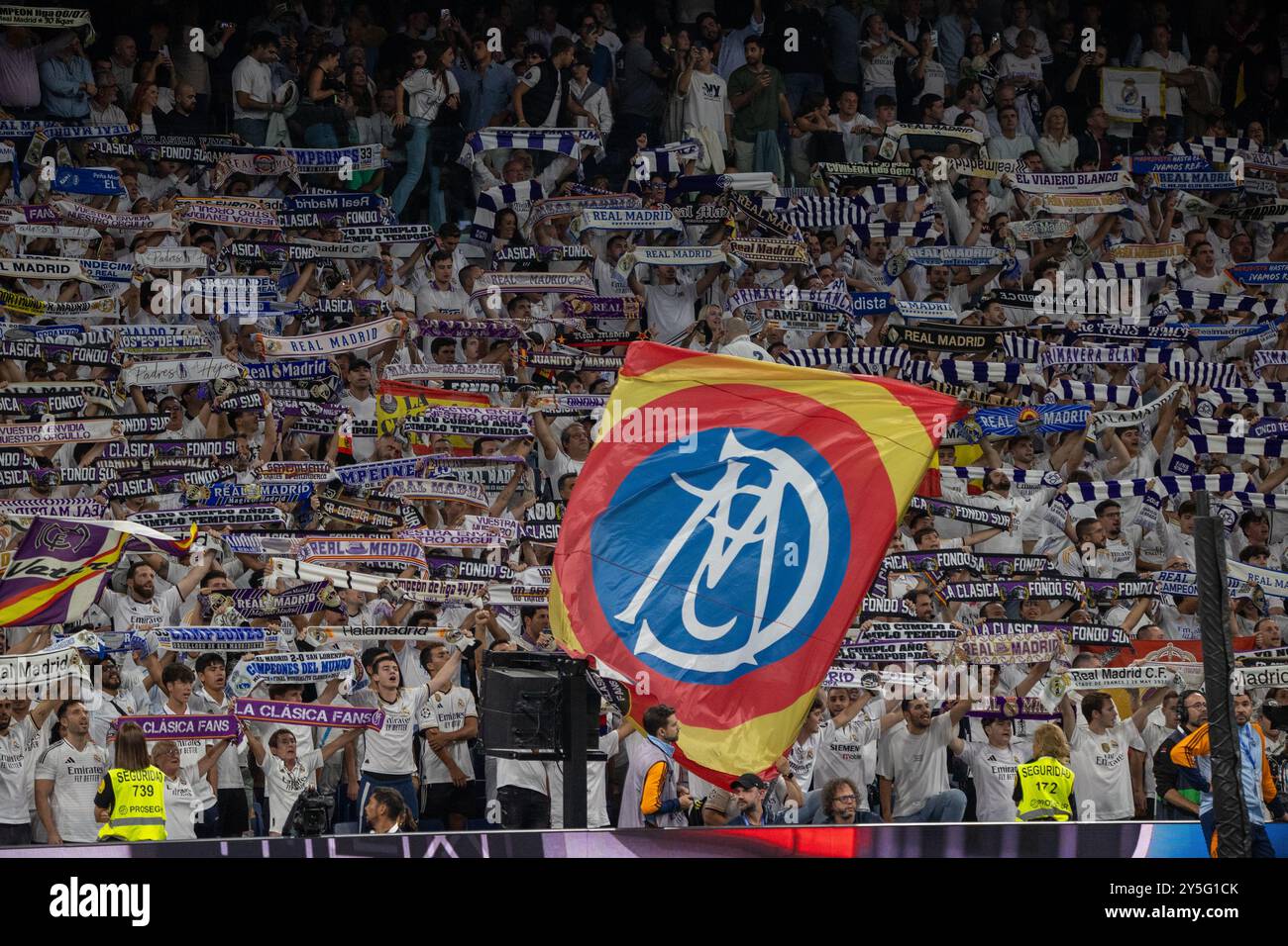Madrid, Spagna. 21 settembre 2024. I tifosi del Real Madrid alzano uno striscione nelle tribune di applausi questo sabato durante una partita della Liga. Il Real Madrid sconfisse l'Espanyol de Barcelona 4-1 allo stadio Santiago Bernabeu in un nuovo turno del campionato spagnolo di prima divisione. (Foto di David Canales/SOPA Images/Sipa USA) credito: SIPA USA/Alamy Live News Foto Stock