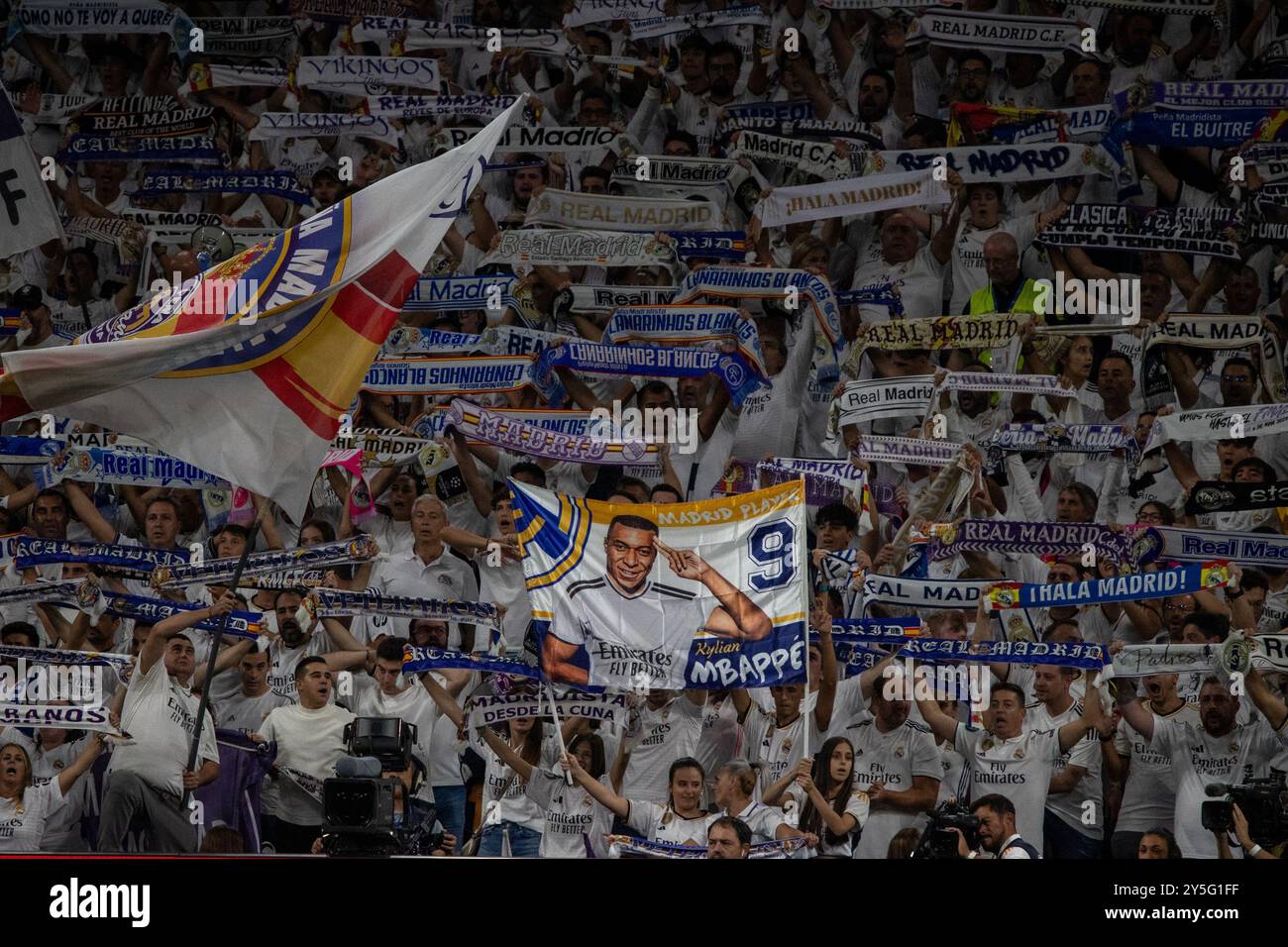 Madrid, Spagna. 21 settembre 2024. I tifosi del Real Madrid alzano uno striscione con il volto del calciatore francese Kylian Mbappé nei banchi di tifo di sabato durante una partita della Liga. Il Real Madrid sconfisse l'Espanyol de Barcelona 4-1 allo stadio Santiago Bernabeu in un nuovo turno del campionato spagnolo di prima divisione. (Foto di David Canales/SOPA Images/Sipa USA) credito: SIPA USA/Alamy Live News Foto Stock