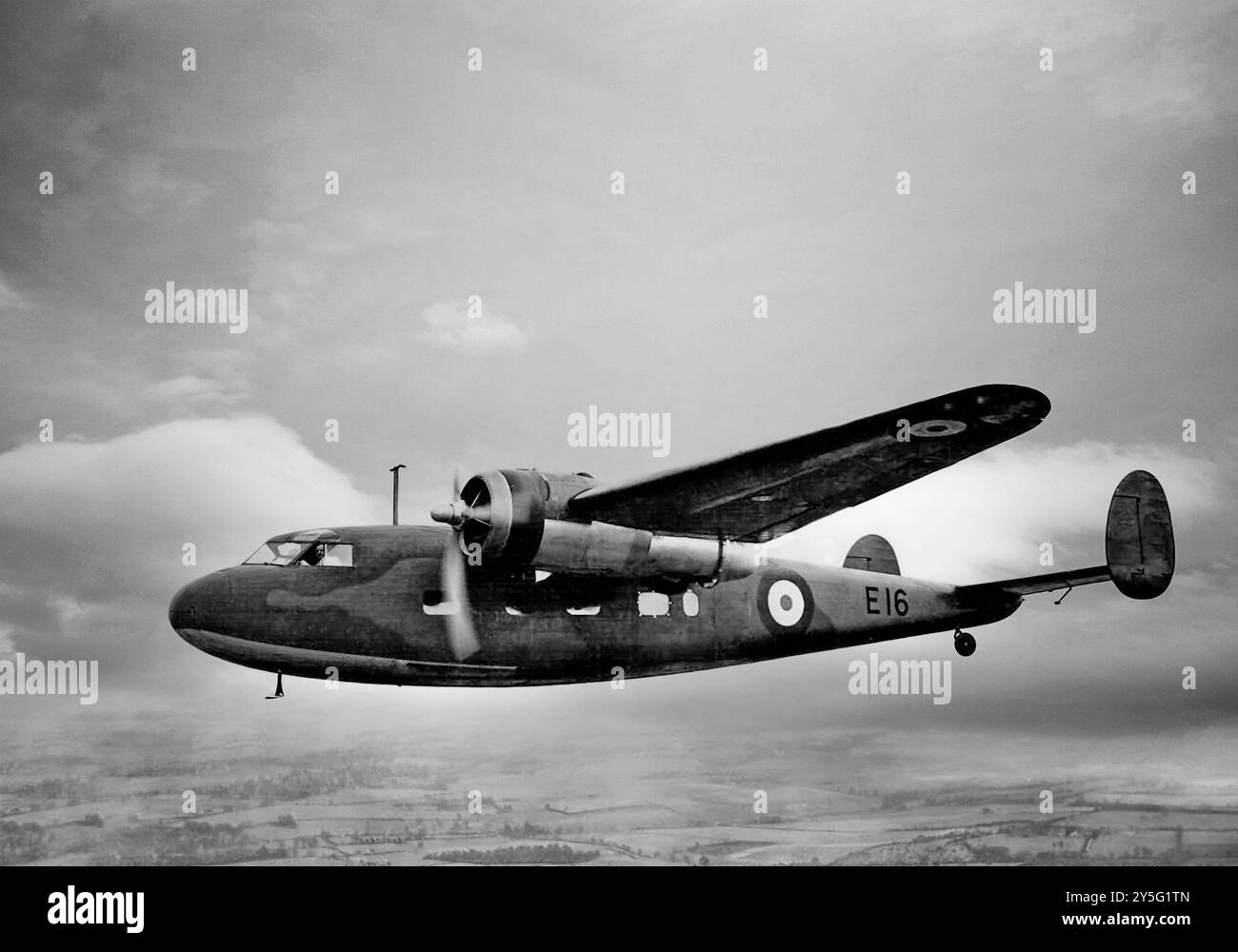 Il de Havilland DH.95 Flamingo era un monoplano bimotore ad ala alta britannico, volato per la prima volta il 22 dicembre 1938. Durante la seconda guerra mondiale alcuni furono utilizzati dalla Royal Air Force (RAF) come servizio di trasporto e di comunicazione generale, con aerei del Ministero dell'aria utilizzati dall'Air Council e dal King's Flight. Il Flamingo era il mezzo di trasporto preferito da Winston Churchill a corto/medio raggio e lo volò per visitare Reynaud e la leadership francese quando il fronte occidentale crollò il 16 maggio 1940. La maggior parte degli aerei della RAF furono ritirati dall'uso durante la guerra e demoliti. Foto Stock