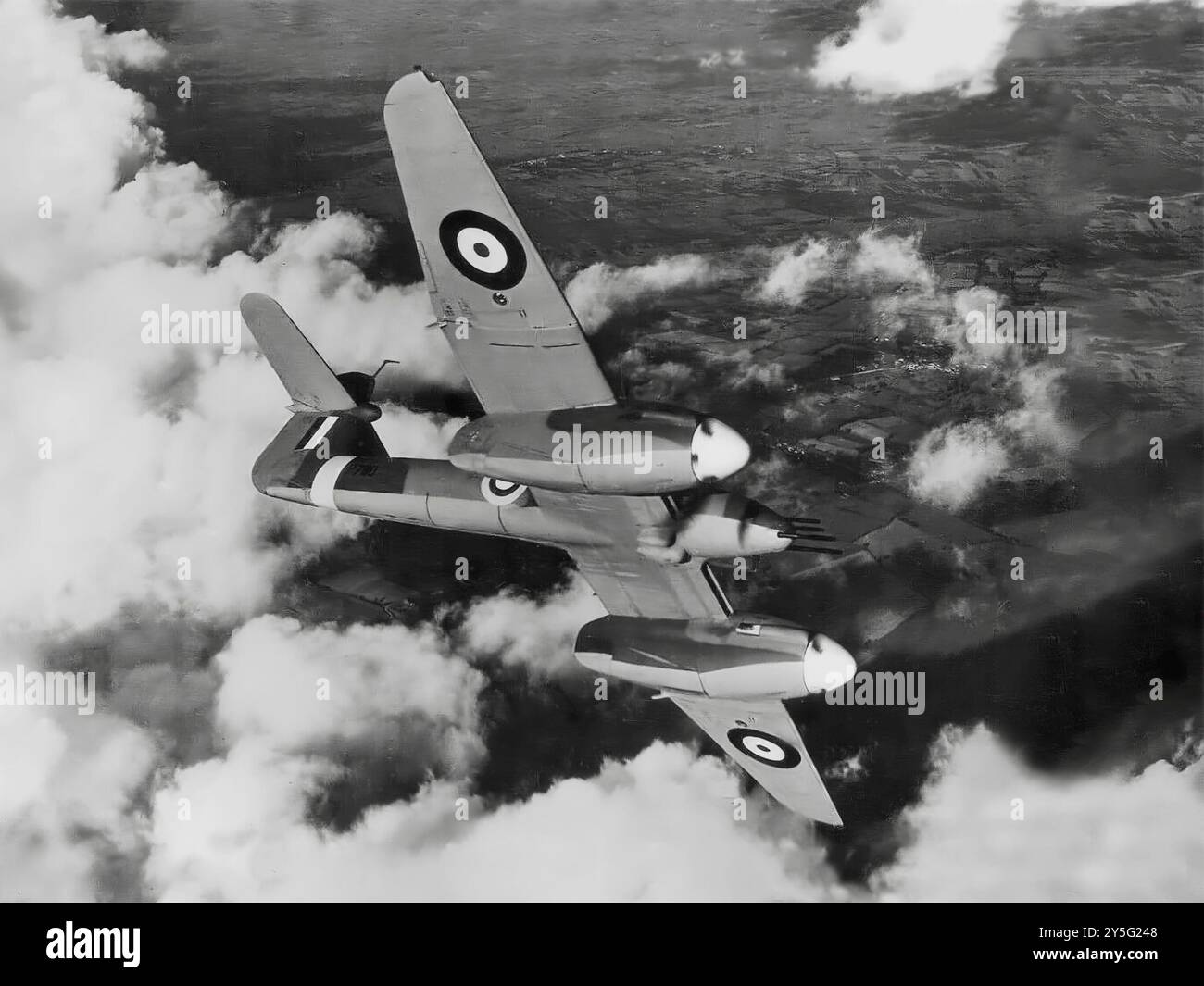 Il Westland Whirlwind era un caccia bimotore britannico sviluppato dalla Westland Aircraft. Contemporaneo del Supermarine Spitfire e dell'Hawker Hurricane, fu il primo caccia monoposto, bimotore, armato di cannone della Royal Air Force. Quando volò per la prima volta nel 1938, il Whirlwind era uno dei velivoli da combattimento più veloci al mondo e, con quattro autocannon Hispano-Suiza HS.404 da 20 mm nel naso, il più armato. Foto Stock