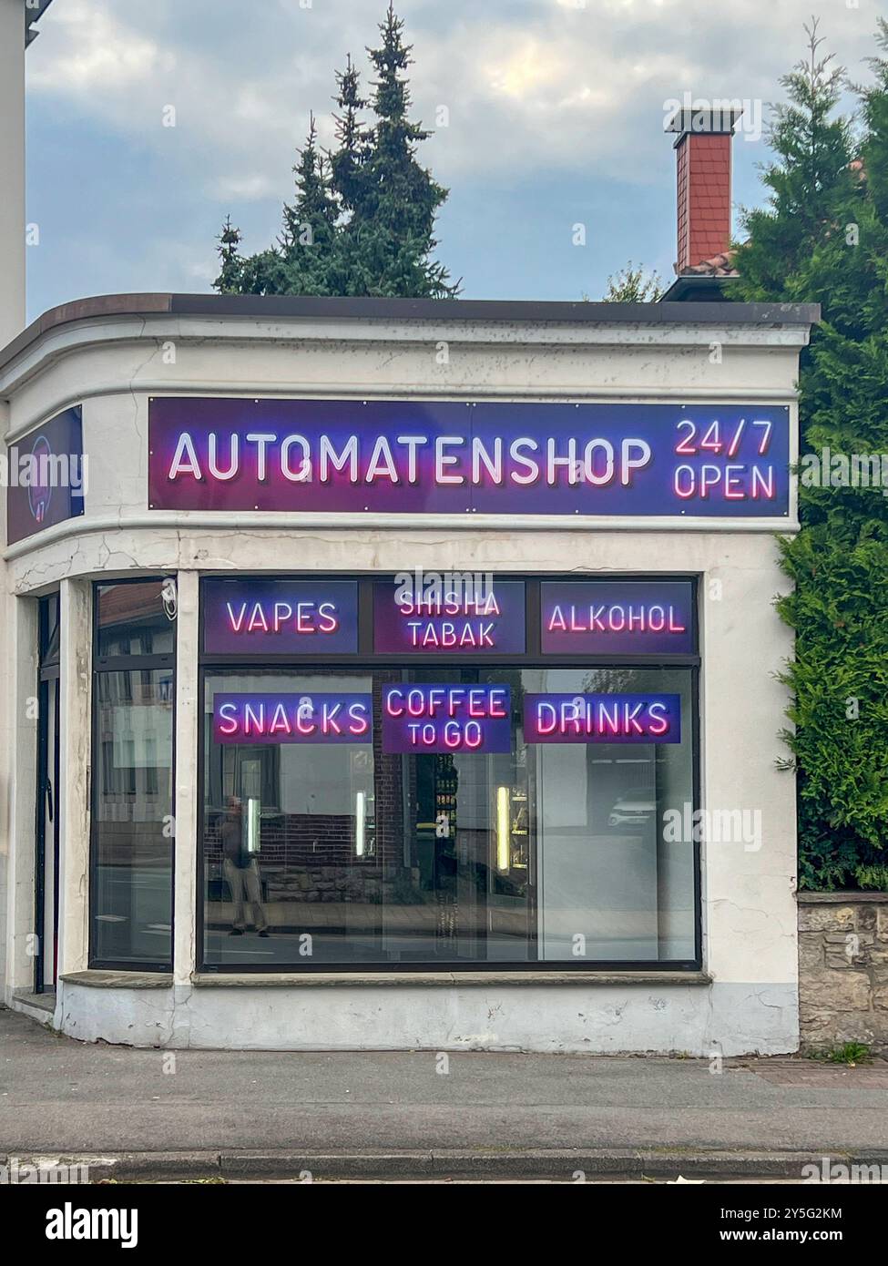 Chiosco 24/7 geöffneter Automaten-Verkaufskiosk ohne Personal a Barntrup / 24/7 chiosco distributori automatici aperto a Barntrup, 22.8.2024 *** chiosco aperto 24 7 distributore automatico aperto senza personale a Barntrup 24 7 chiosco distributori automatici aperto a Barntrup, 22 8 2024 Foto Stock