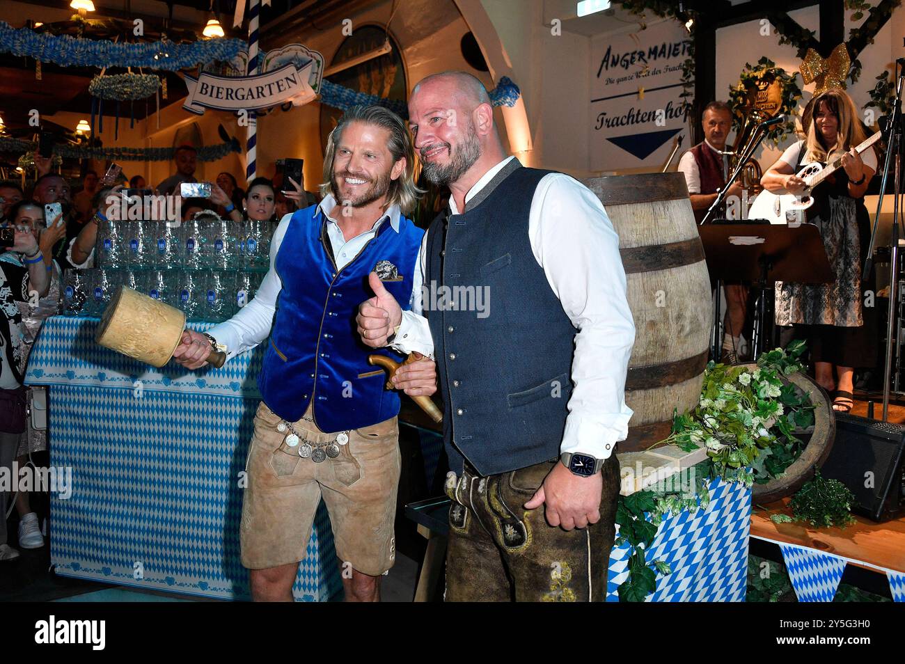 Paul Janke und Björn Schwarz beim Wiesn-Anstich zum Oktoberfest 2024 im Hofbräu Berlin. Berlino, 21.09.2024 *** Paul Janke e Björn Schwarz alla cerimonia di apertura dell'Oktoberfest 2024 a Hofbräu Berlino Berlino, 21 09 2024 foto:Xn.xKubelkax/xFuturexImagex fassanstich_4930 Foto Stock