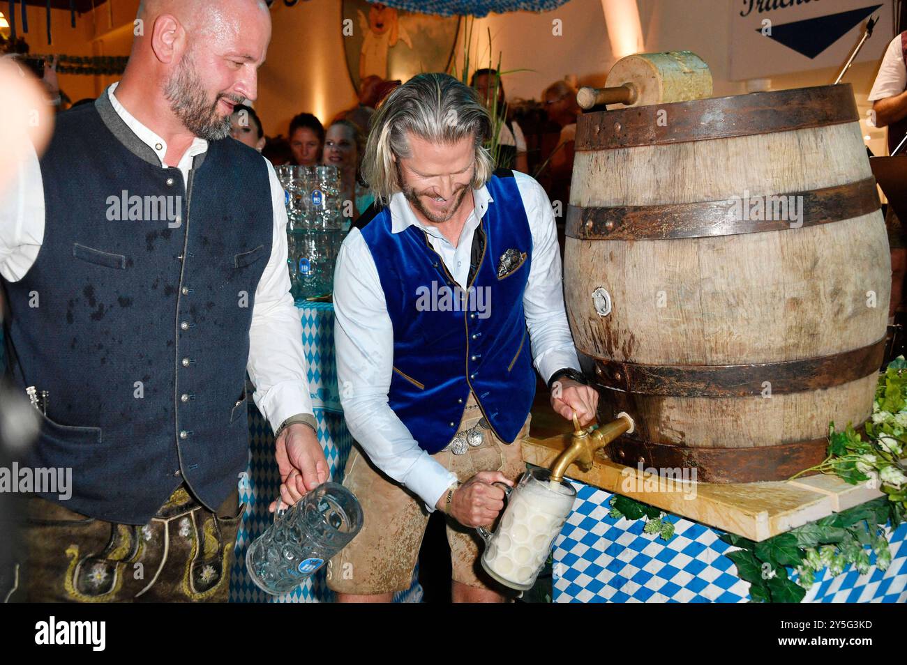 Björn Schwarz und Paul Janke beim Wiesn-Anstich zum Oktoberfest 2024 im Hofbräu Berlin. Berlino, 21.09.2024 *** Björn Schwarz e Paul Janke alla cerimonia di apertura dell'Oktoberfest 2024 a Hofbräu Berlino Berlino, 21 09 2024 foto:Xn.xKubelkax/xFuturexImagex fassanstich_4941 Foto Stock