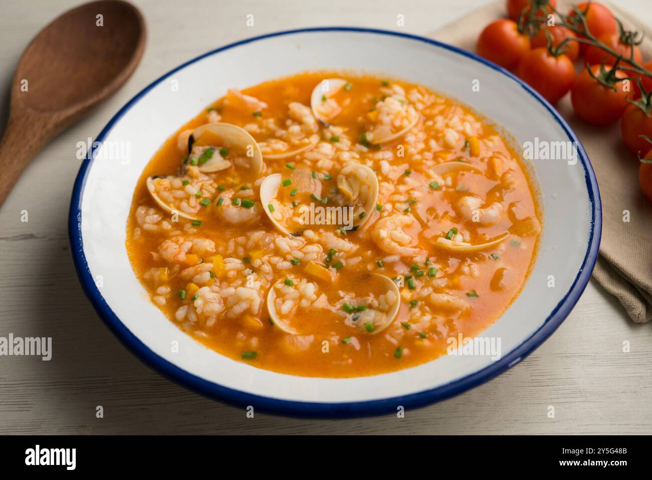 Zuppa di riso con gamberi e vongole. Tavolo con vista dall'alto e decorazioni. Foto Stock