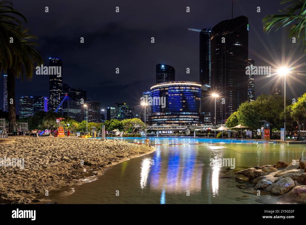 Brisbane, QLD, Australia - nuovo edificio con piscina sulla spiaggia in primo piano Foto Stock