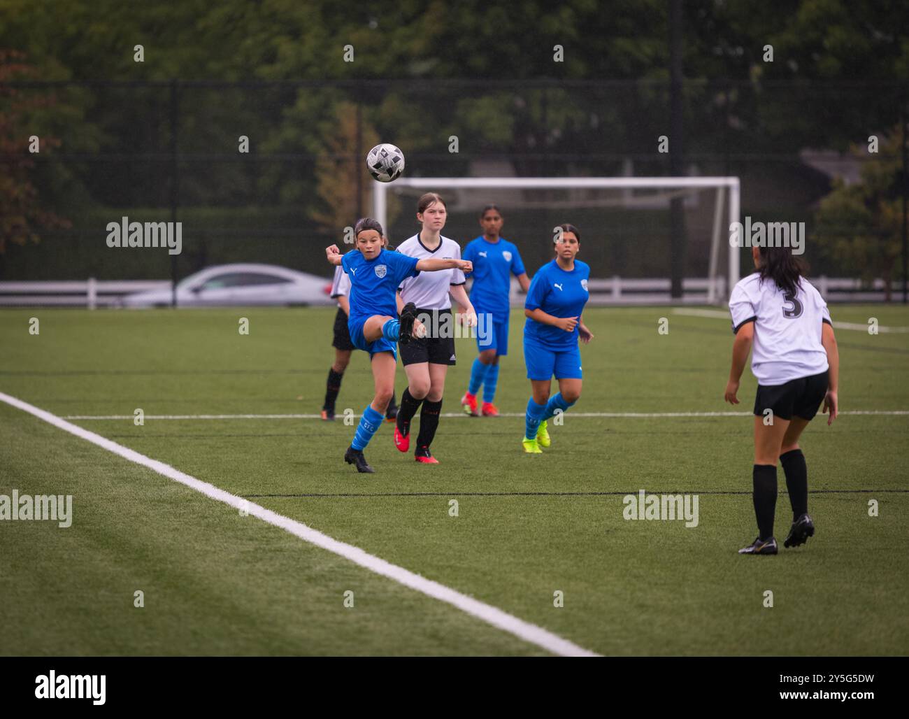 Ragazze che giocano una partita di calcio a Vancouver, Canada. Football delle scuole superiori. Calcio canadese femminile. Calcio femminile. Campionato di calcio. campionato femminile Foto Stock