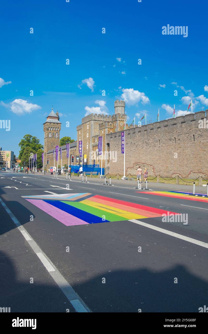 Cardiff, Castle Road con passeggiata Pride Flag nella giornata di sole. Foto Stock